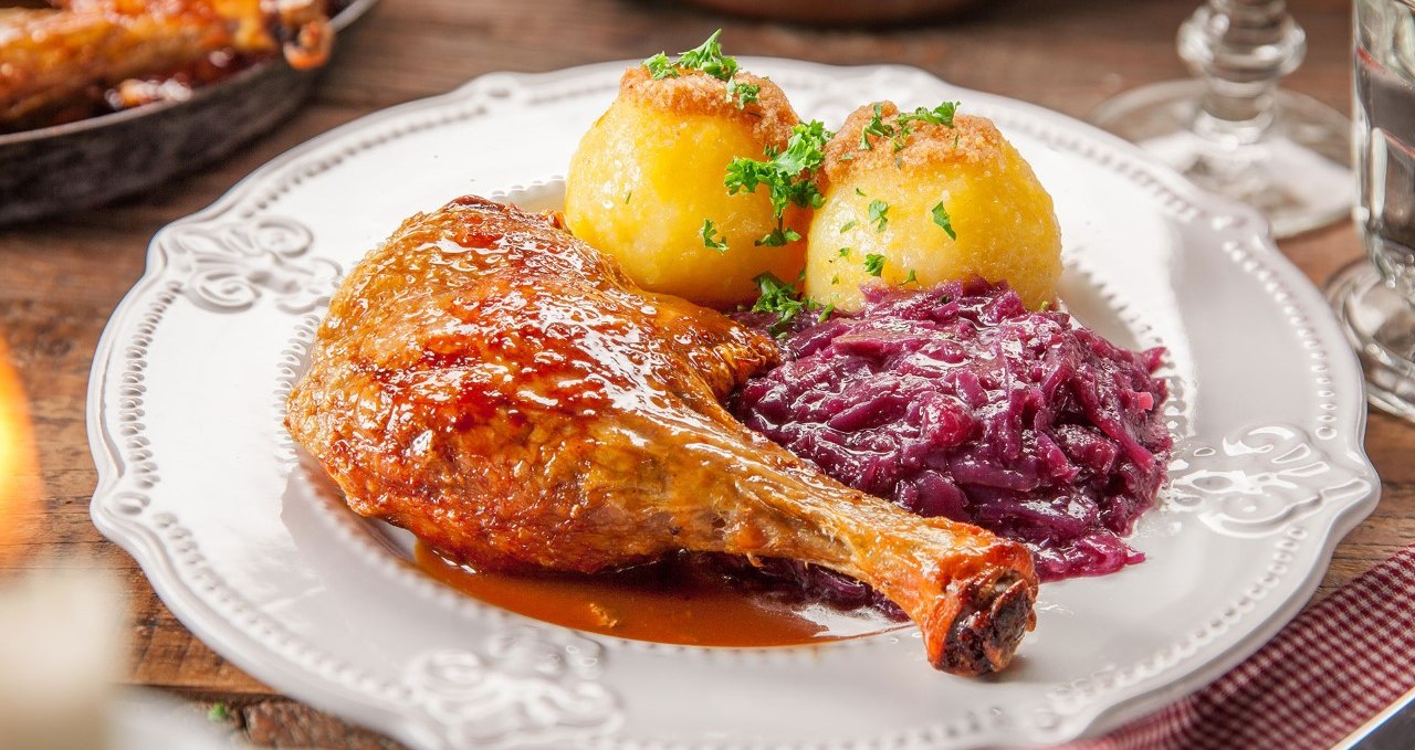 Delicious leg of duck with brown sauce, dumplings and red cabbage, © Karls Markt OHG