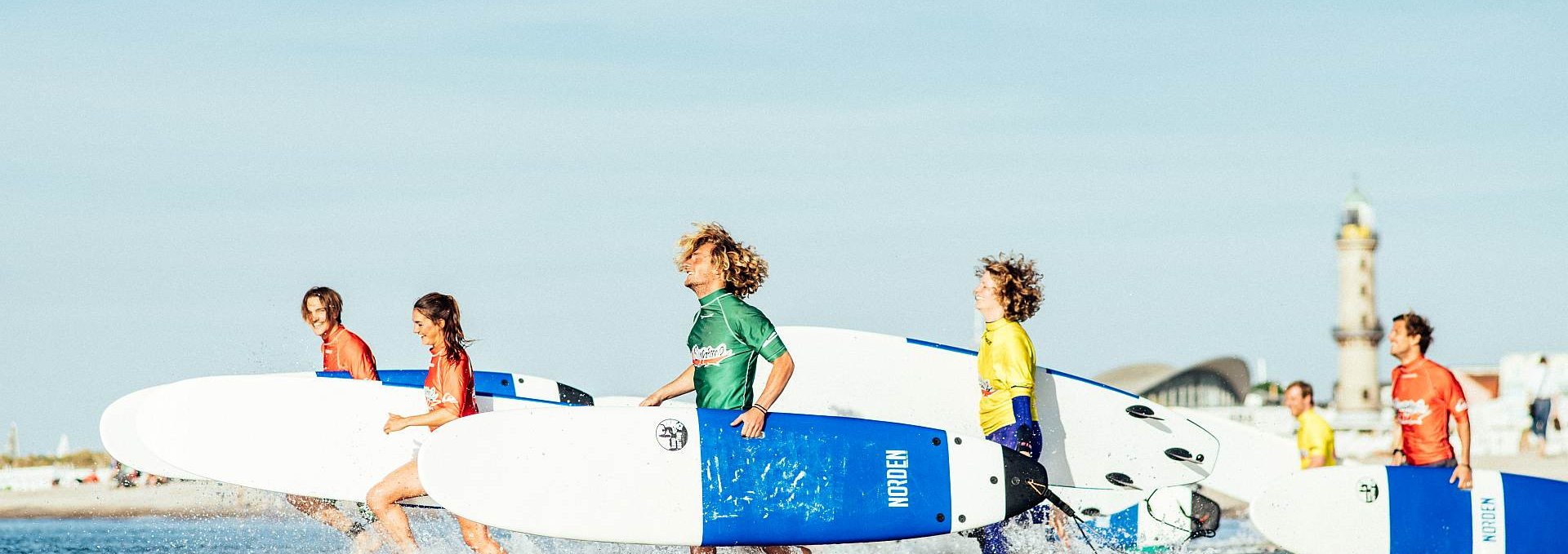 Surfing in groups, © Felix Gänsicke