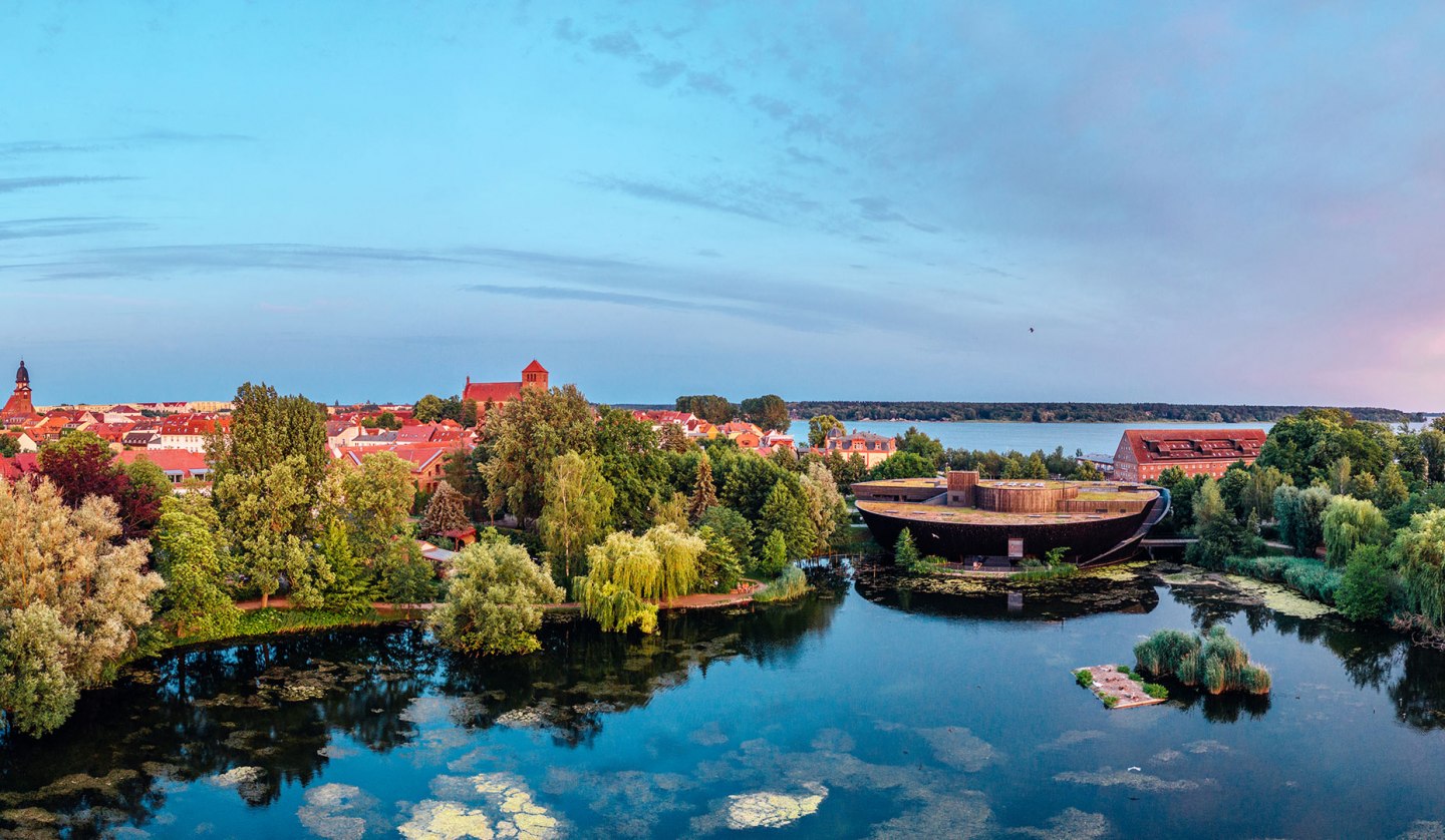 The Müritzeum is located on the edge of the old town of Waren on the idyllic Herrensee lake, © Felix Gänsicke