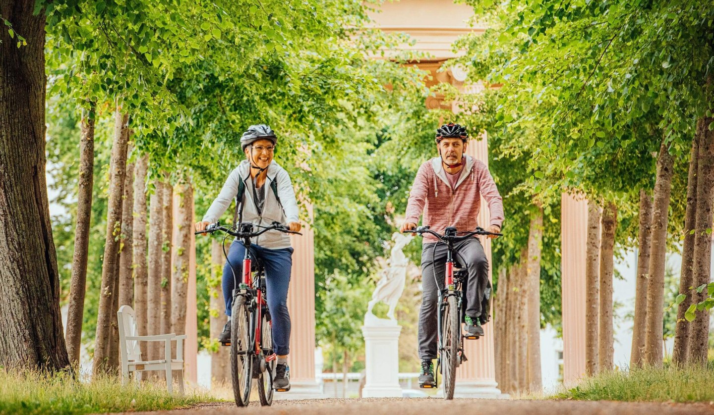 On the road with the bike in the castle garden Neustrelitz, © TMV/Tiemann