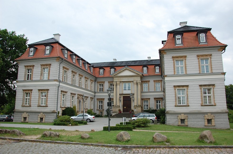 The renovated castle now houses a hotel., © Gabriele Skorupski