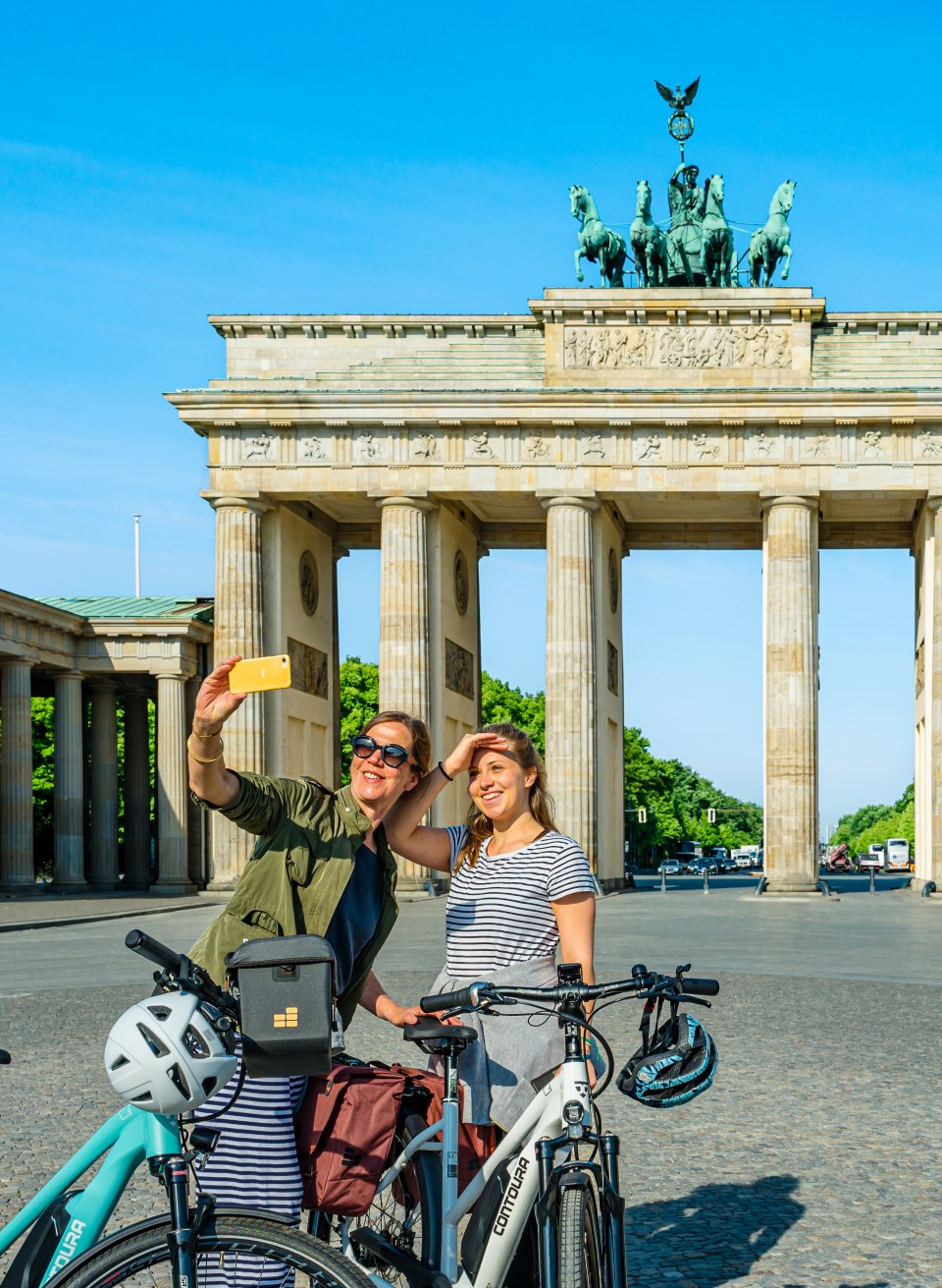 Mother and daughter at Brandenburg Gate in Berlin, © TMV/Tiemann