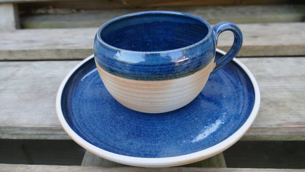 Set of plate and cup in blue ash clay glaze (wood firing), © Judith Renz