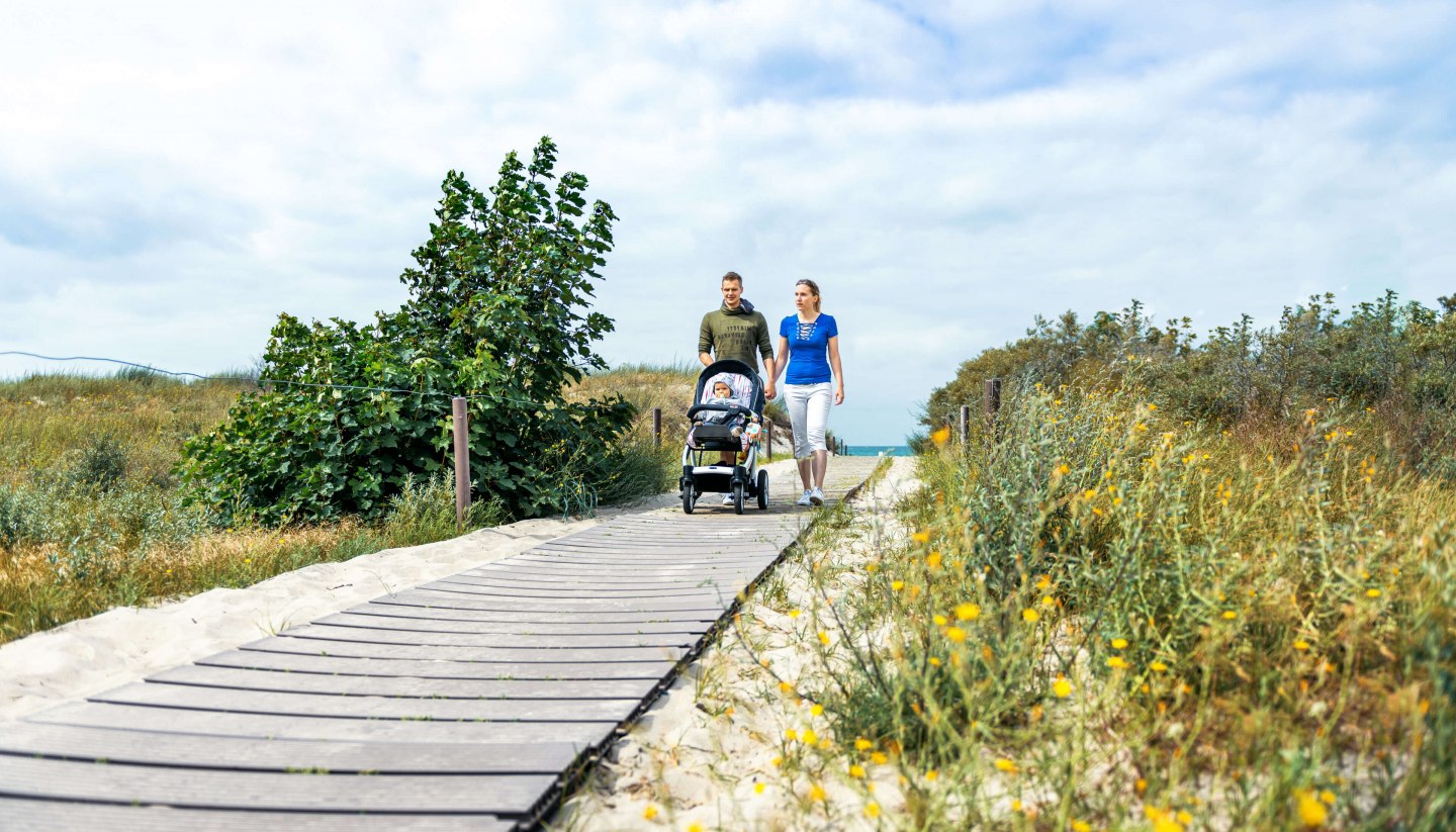 Families with small children also benefit from paved beach access., © TMV/Tiemann