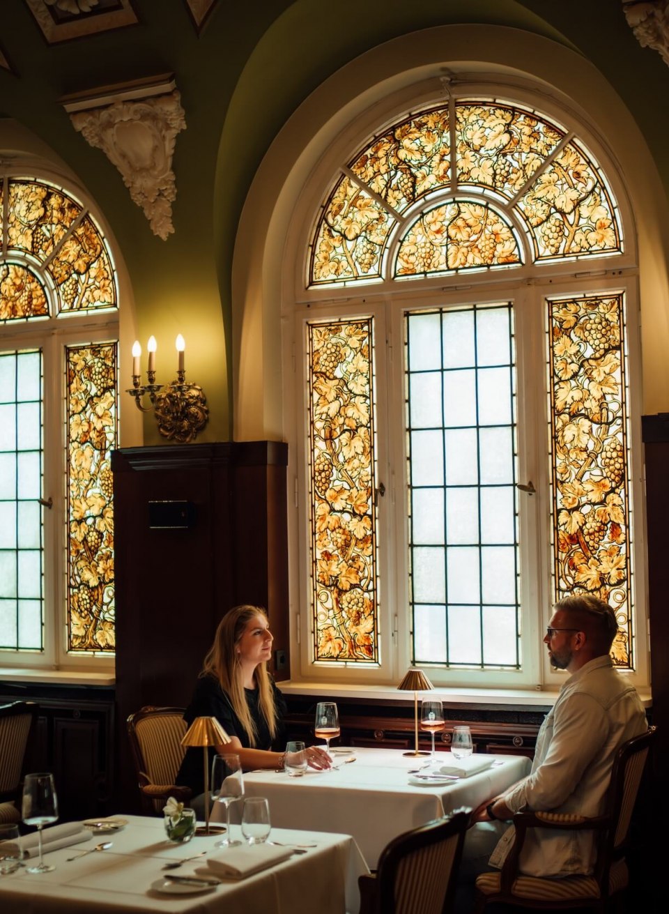 Couple enjoying a romantic dinner at Weinhaus Uhle in Schwerin