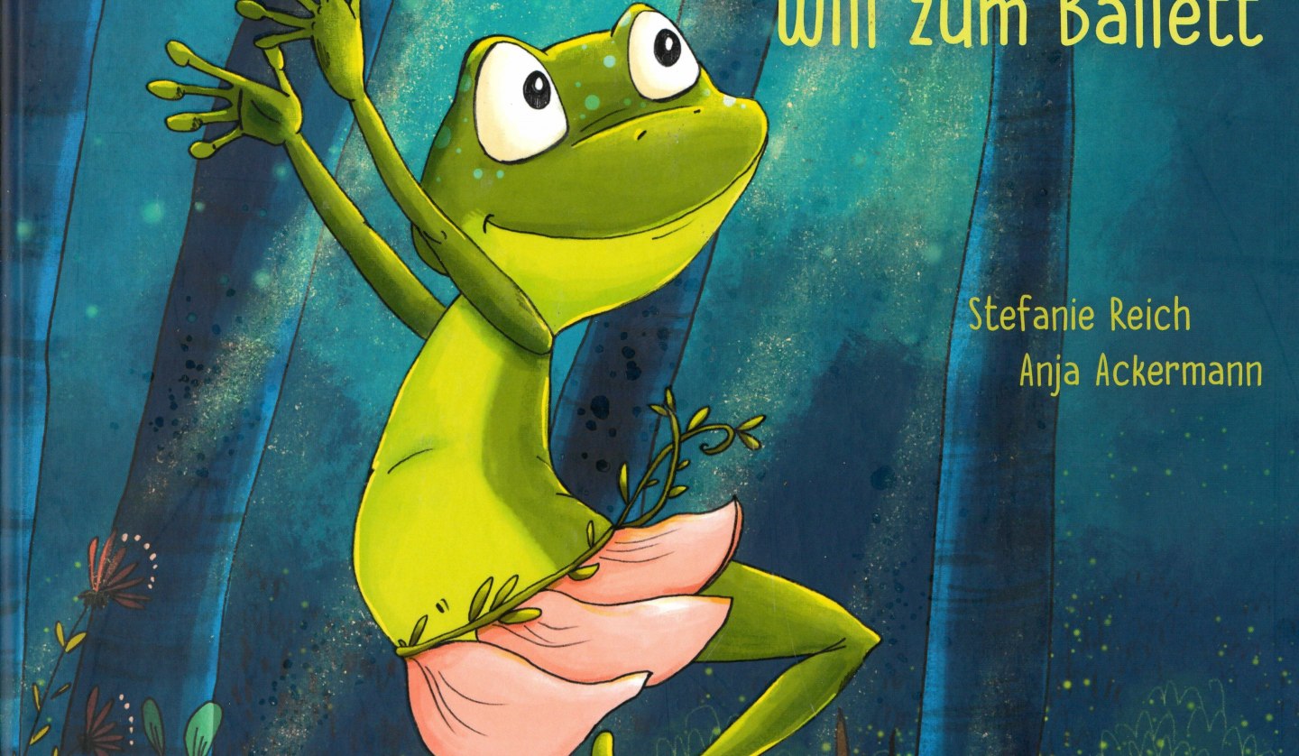 Flemming the frog dances with a pink skirt in front of a dark blue curtain., © Stadtbibliothek Stralsund