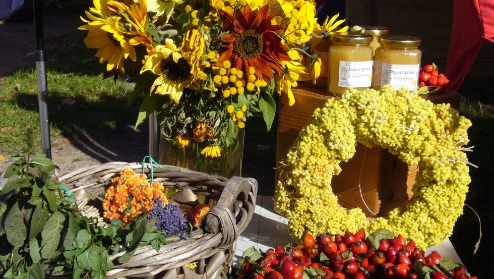 Also hand-boiled vegetable oil soaps, care ointments, felt goods and dry wreaths are produced in the small farm store on the edge of Lewitz, © Papaver / Völzer