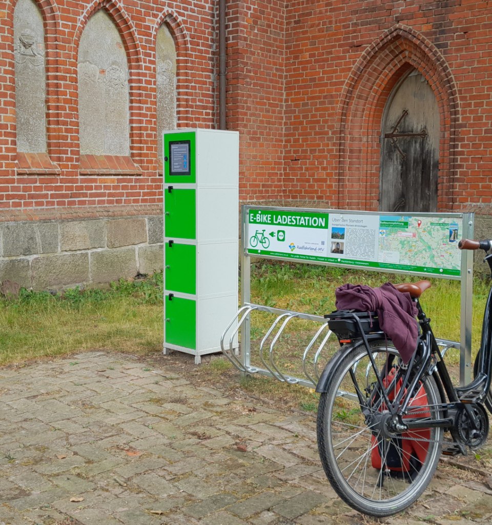 e-bike-ladestation-kirche-pantlitz, © Tourismusverein Vogelparkregion Recknitztal e.V.