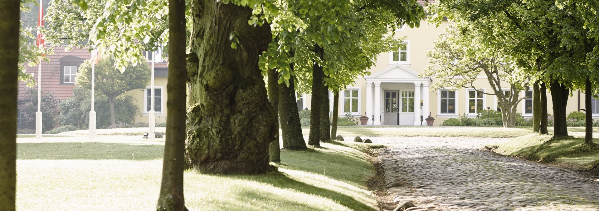 Welcome - driveway and alley to the Stolpe manor house, © Gutshaus Stolpe