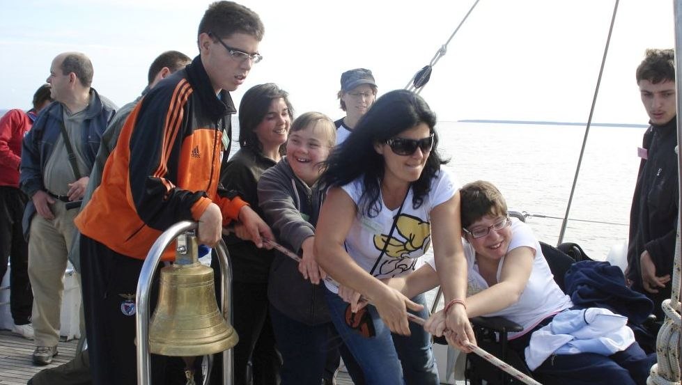 Everyone gets to lend a hand on the roller sailer!, © zerum