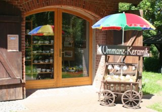 The hand cart loaded with ceramics shows the way to the pottery store, © Ummanz-Keramik/Schmorell