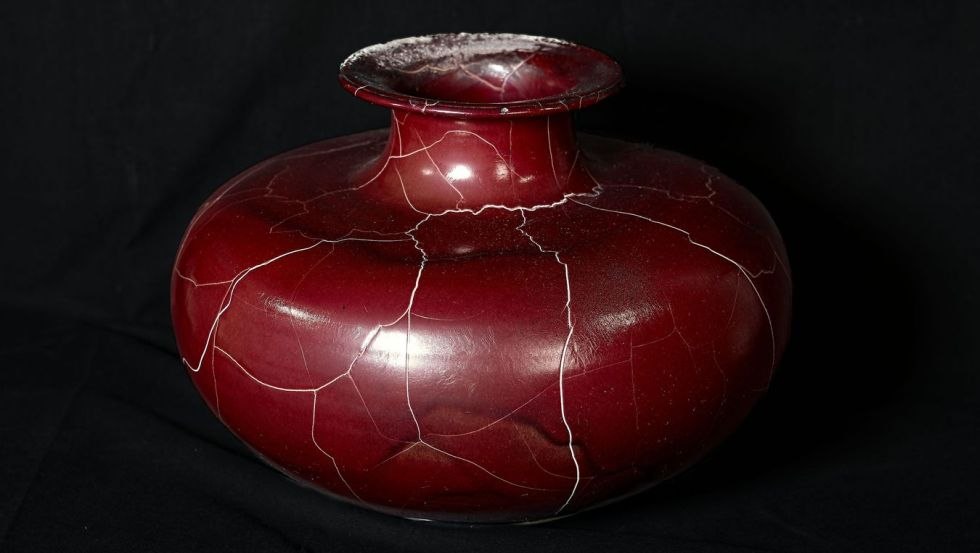 Shoulder vase oxblood red, © Jörg Mücket