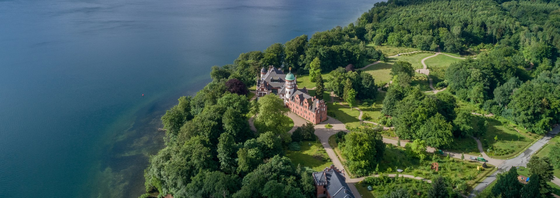 Wiligrad Castle in a dreamlike location at the Schwerin Lake, © SSGK MV / Funkhaus Creative