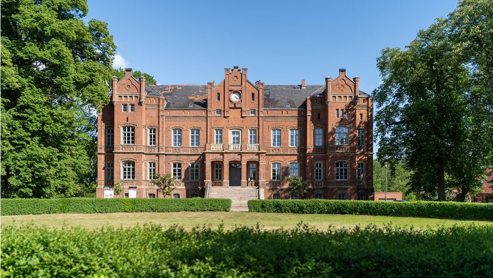 Entering over cobblestones you will catch sight of the castle Alt Sammit in its splendor, © Schloss Alt Sammit/ K.H.Kleinpeter