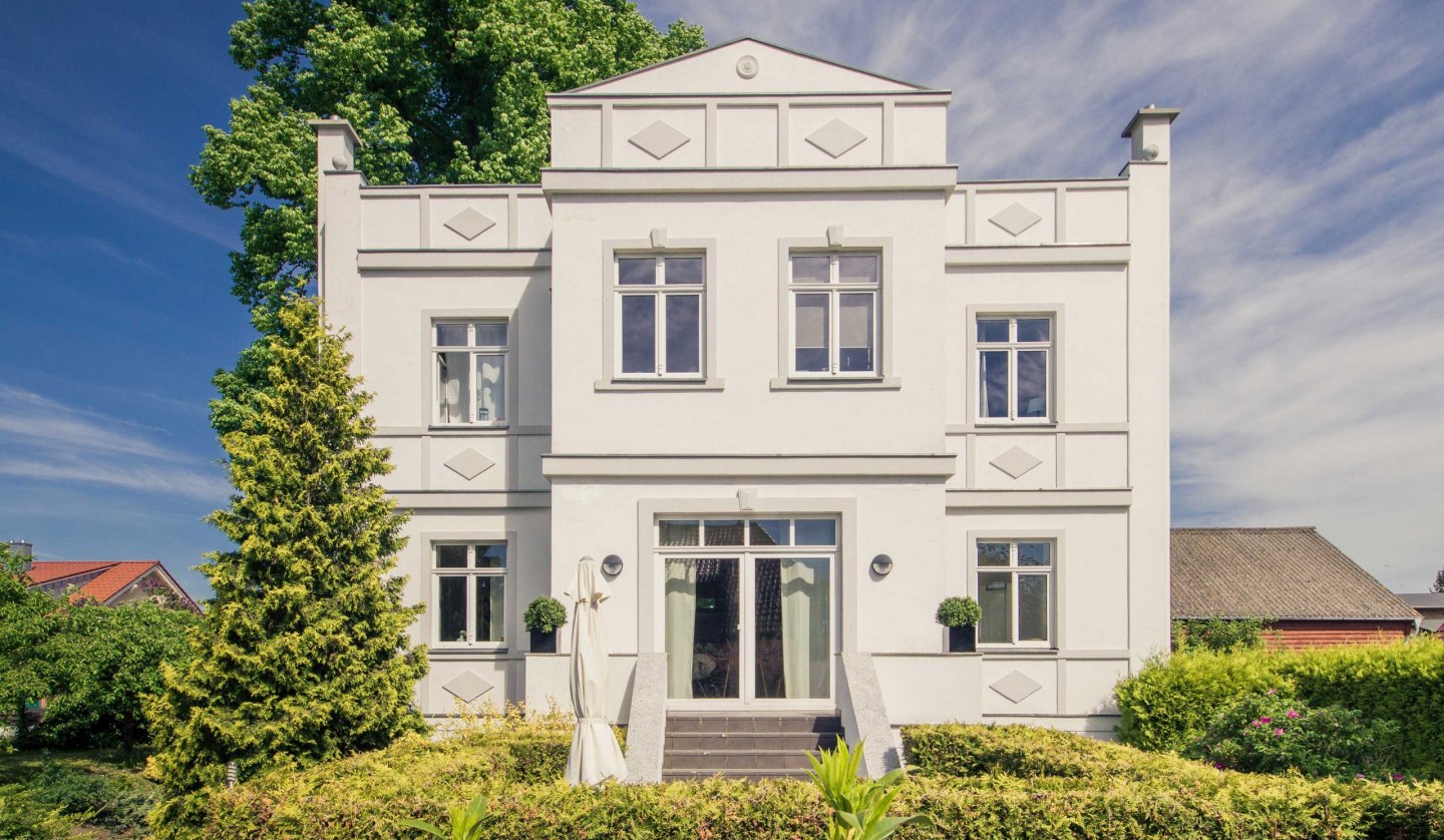 Just a few steps away from the picturesque natural harbor on the Krumminer Wiek, the historic Krummin manor house awaits its guests on Usedom., © Gutshaus Krummin / Matthias Friel