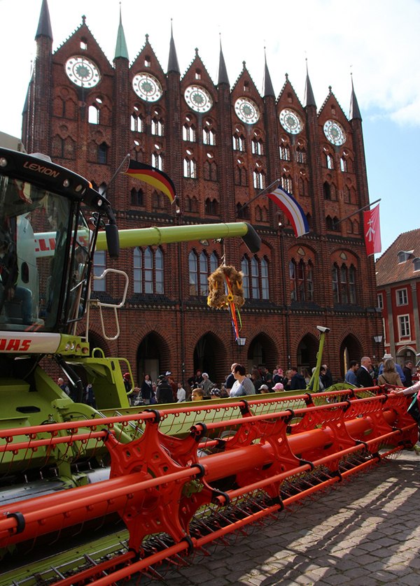 Combine harvester in front of Stralsund town hall, © Hansestadt Stralsund