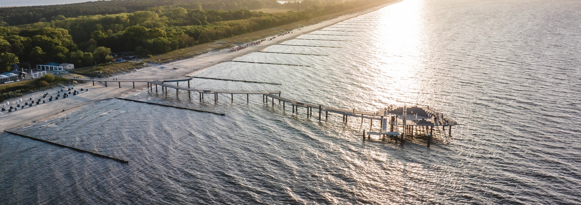 The wooden pier in Koserow was only opened in 2021. You can walk 280 meters out onto the Baltic Sea. Events are occasionally held on the viewing platform., © TMV/Gross