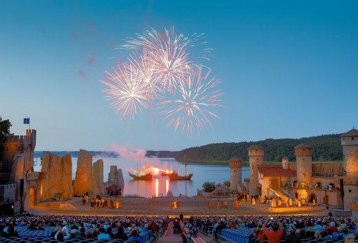 In Mecklenburg-Vorpommern, nature becomes the stage, as here on the spectacular Ralswiek Nature Stage., © TMV/Grundner