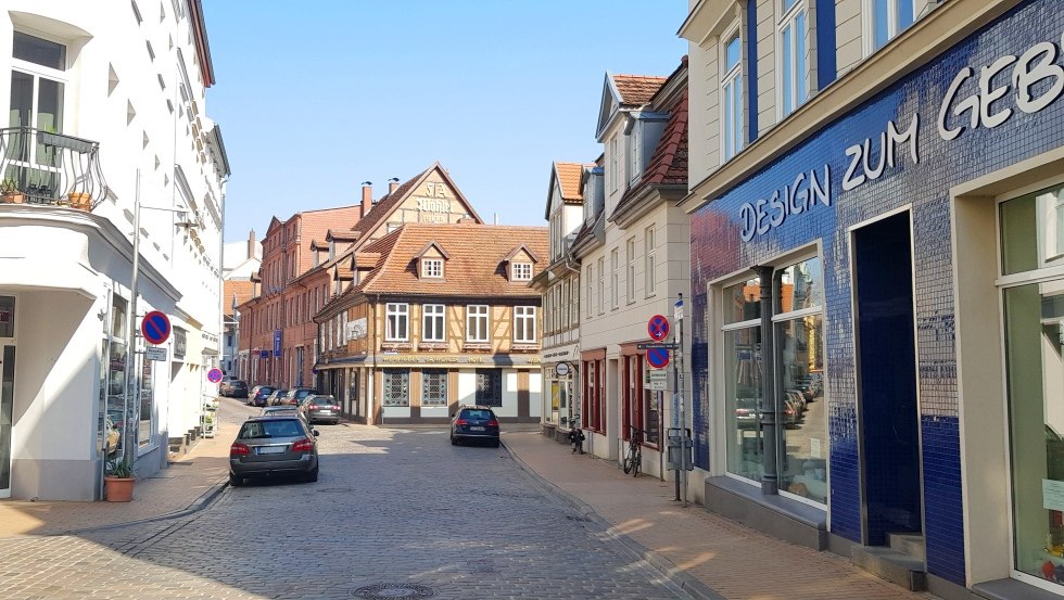 View through Pushkinstrasse to the historic Wöhler wine house, © Weinhaus Wöhler