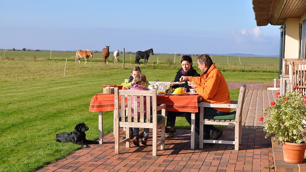 Rügen-Ferienhof: Breakfast on the terrace, © Rügen-Ferienhof