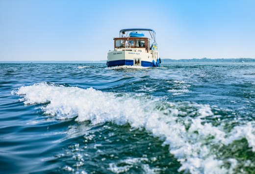 On the move for days and weeks in Germany's lakeland - the Great Round Trip is a route full of contrasts, covering 570 kilometers. On the tour, recreational skippers roam through two German states and three capital cities by houseboat. For the most part, the tour does not require a boating license and is best navigated in a clockwise direction., © TMV/Gänsicke