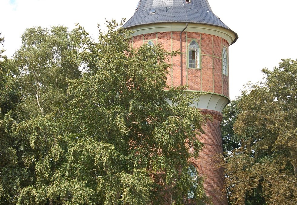 The municipal water tower is located just outside the city in a field., © Gabriele Skorupski