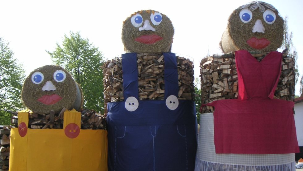 Happy straw dolls along the way, © Markmann