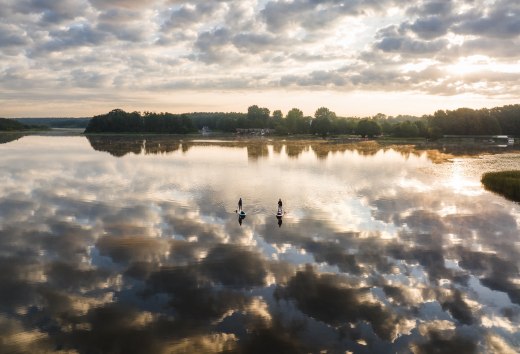 Morning mist over the Granzower Möschen: The Mecklenburg Lake District in late summer is the perfect place to recharge your batteries - for example when water hiking on a SUP., © TMV/Gross