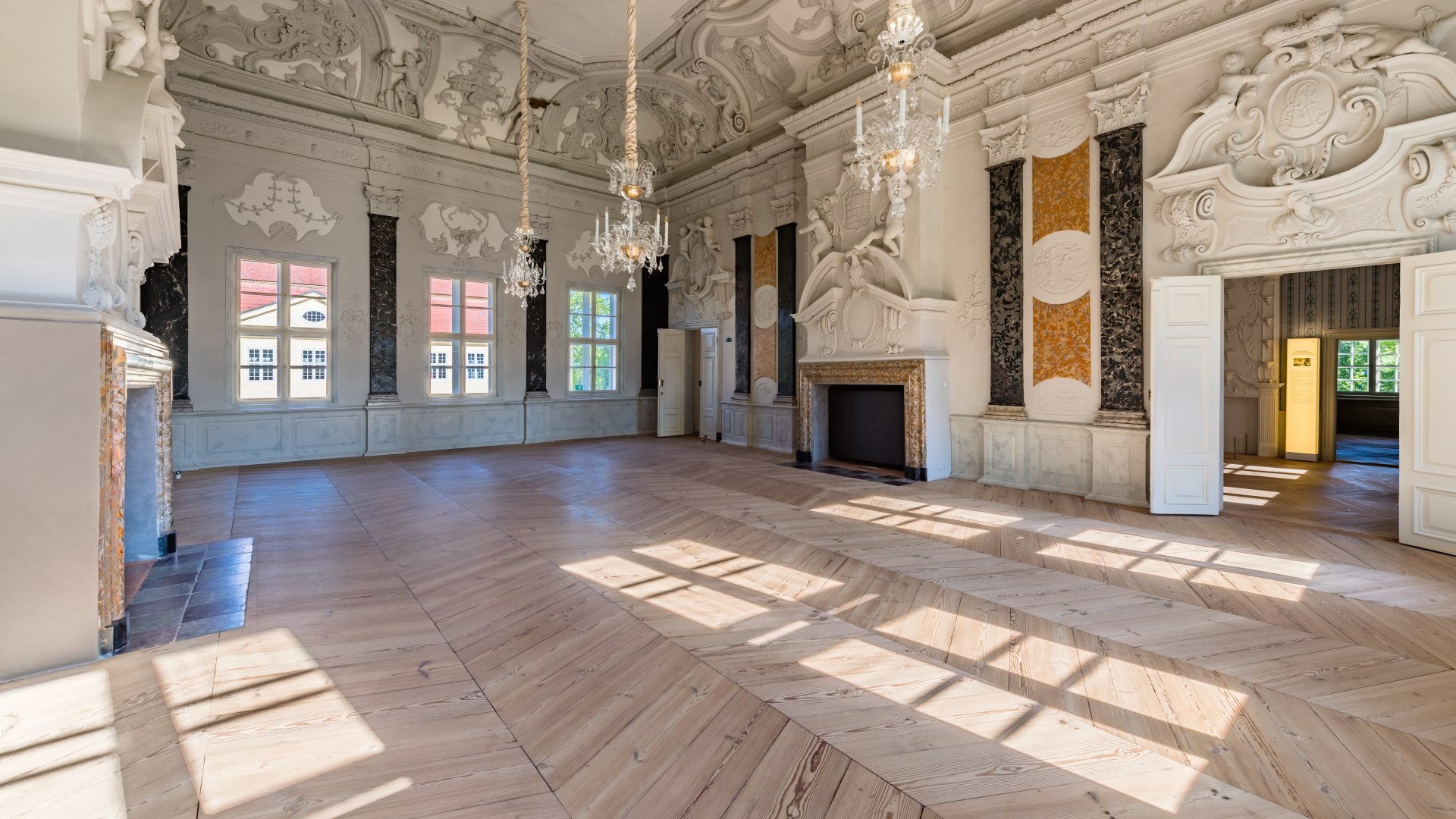 The opulent ballroom in Mirow Castle., © TMV/Tiemann