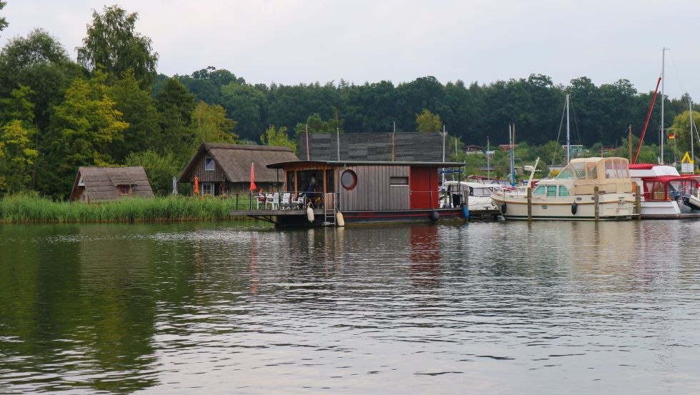 A houseboat stands on the Heidensee in Schwerin. Lake Heidensee is located between Lake Schwerin and Lake Ziegelsee., © TMV/Sebastian Hugo Witzel