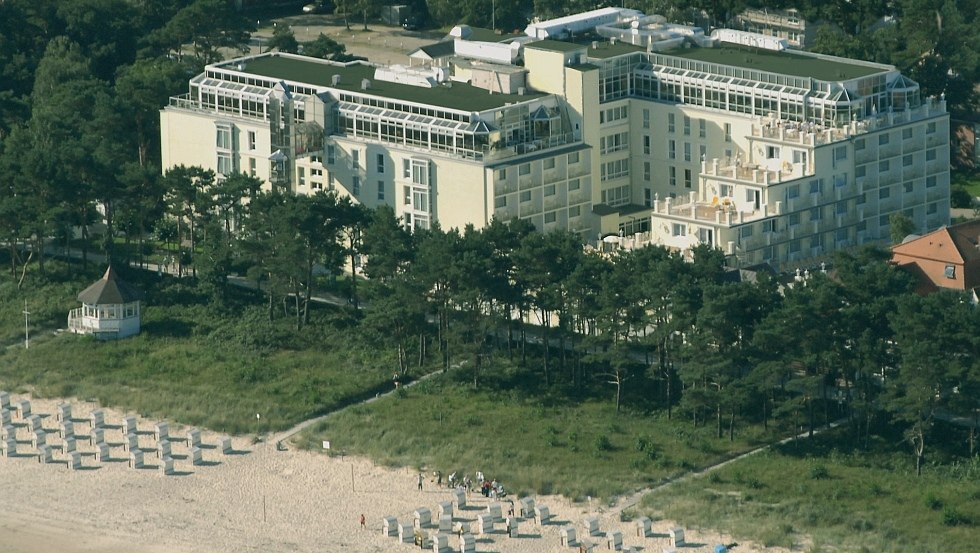 Directly on the kilometer-long sandy beach of Binz. Enjoy the sound of the sea and spend a vacation in the best location., © Rugard Strandhotel