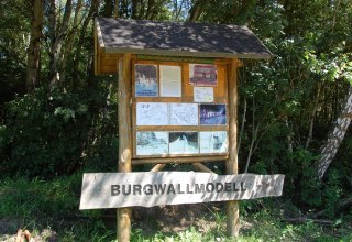 A display board informs about the rampart., © Gabriele Skorupski