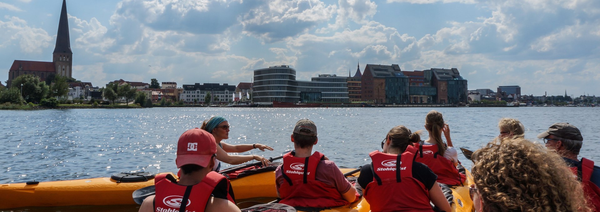 Paddling group with city scenery, © Ronald Kley