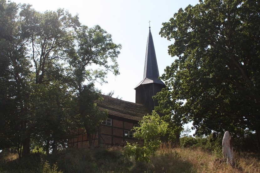 Side view of the half-timbered church, © Mecklenburgische Kleinseenplatte Touristik GmbH