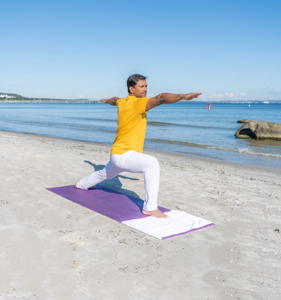 For Ayurveda doctor Dr. Shetty, yoga on the beach is important for a feeling of well-being - but soccer has also become, © TMV/Mirko Boy