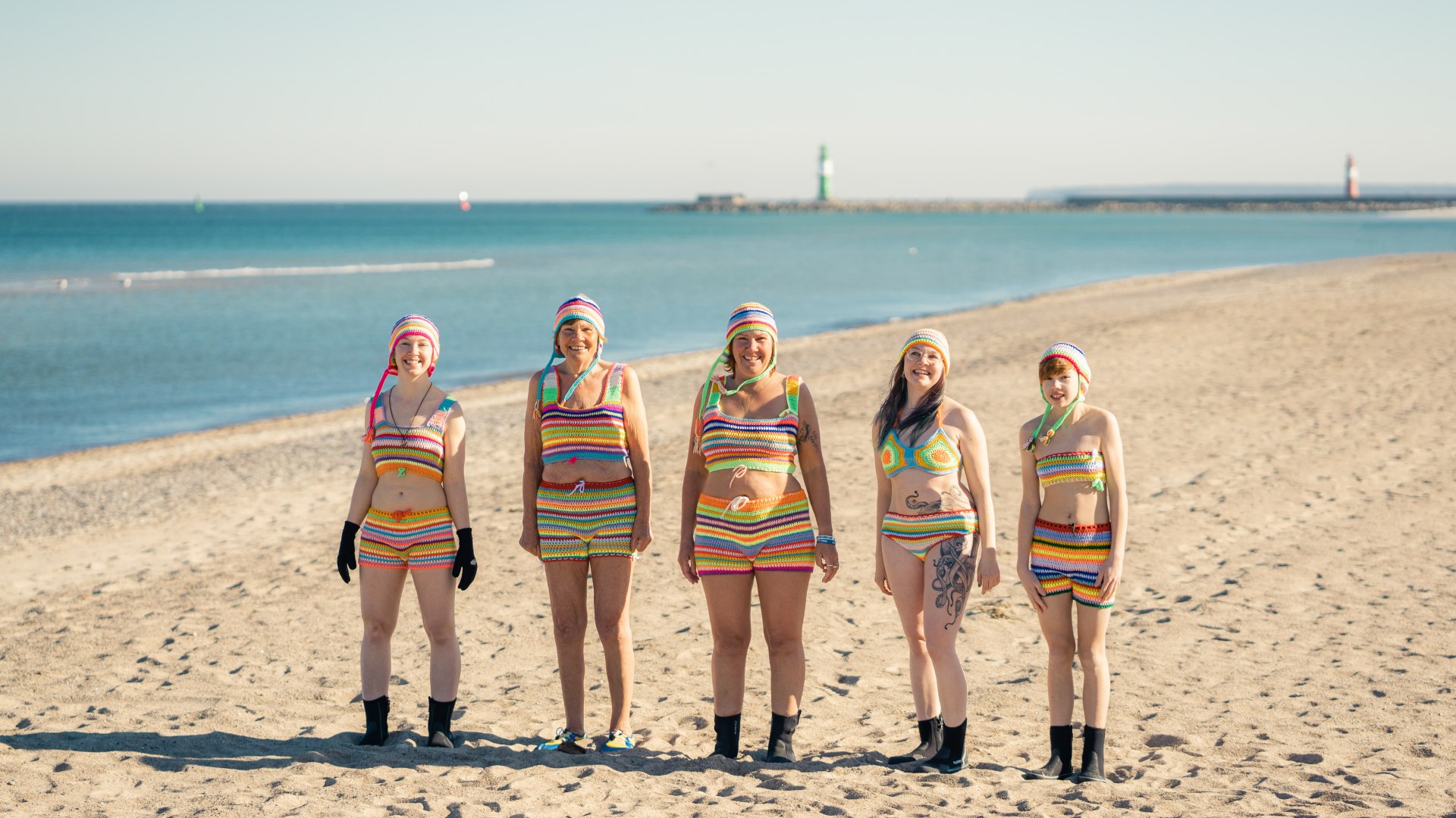 A family goes ice swimming with crocheted swimwear on the beach at Warnemünde, © TMV/Gross