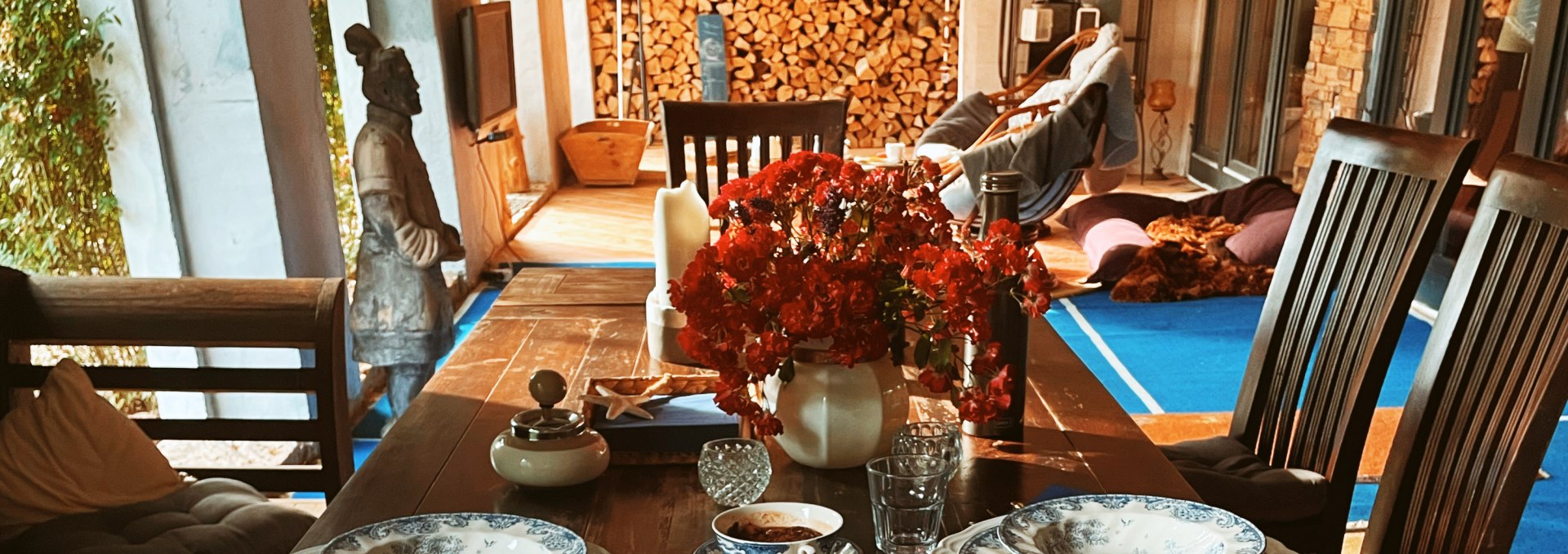 Large table with plenty of space for meals together in the manor house Boldekow, © Gutshaus Boldekow / Anja Thonig