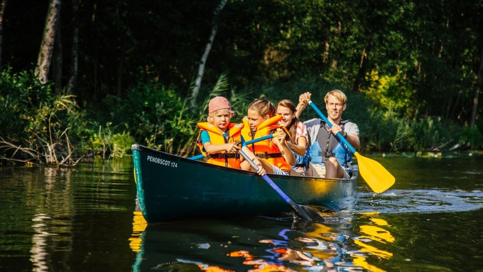 To the paddles, ready fun - in the Mecklenburg Lake District canoeing becomes an adventure, © TMV/Roth