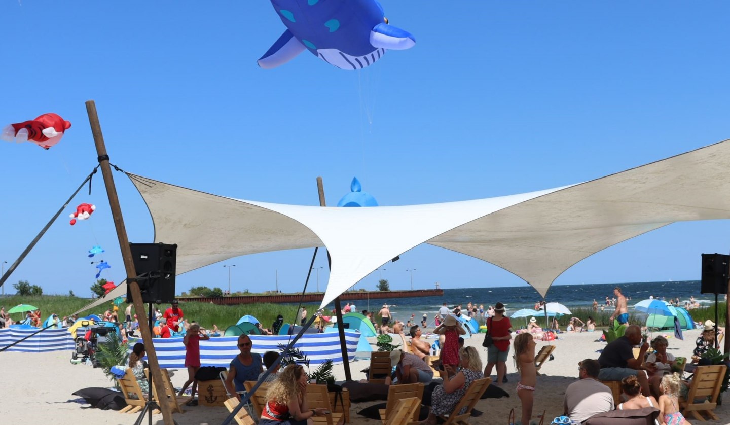 Colorful kites in the sky, beach lounge with a view of the Baltic Sea, © Sabine Stöckmann