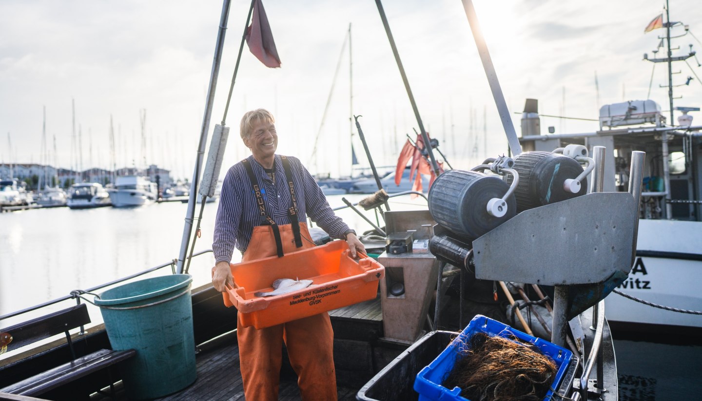 Fisherman Uwe Dunkelmann is passionate about his job. Anyone who wants to can accompany him in the morning when he hauls in his nets in front of the Baltic seaside resort of Boltenhagen., © TMV/Gross